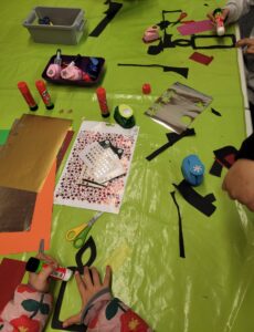 Basteltisch mmit verschiedenen Bastelutensilien